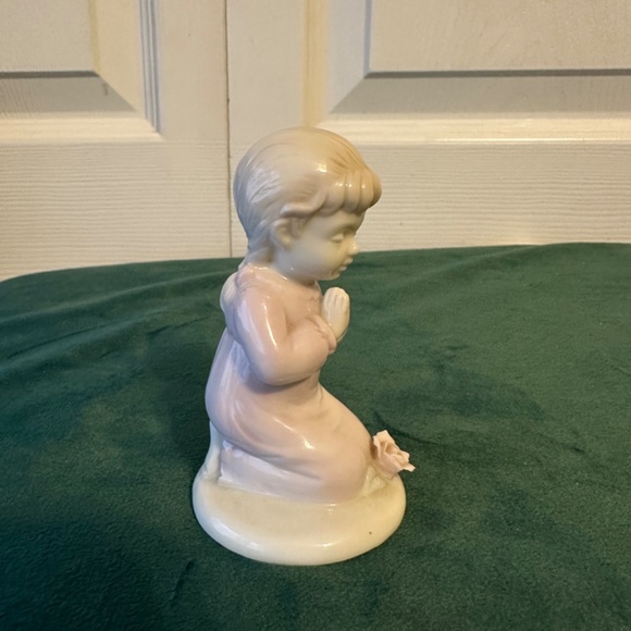 Praying child, porcelain figurine. - Picture 2 of 5
